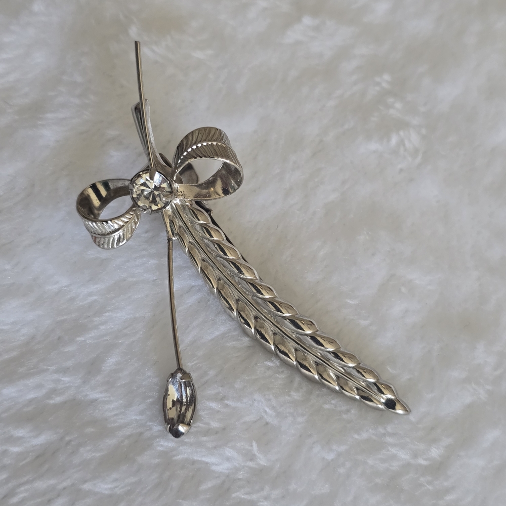 Vintage Silver Tone Bow Feather Scarf Pin‎ Rhinestone Mid Century